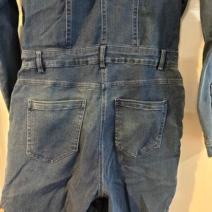Have fun with this Jean jumpsuit made by Cest